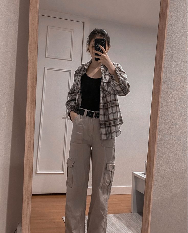 Cream Baggy Pants Outfit, Tan Cargo Pants Outfit Street Styles, Brown Baggy Pants Outfit, Winter Inspo Aesthetic, Beige Cargo Pants Outfit, Cargo Outfits Women, Cargo Pants Women Outfit, Baggy Pants Outfit, Girls Cargo Pants