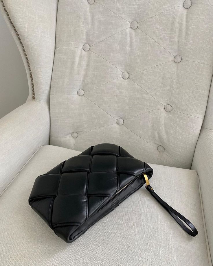 MALINA KRAGMANN on Instagram: “I’m tooo lucky #birthday #newbaby” Clutch Aesthetic, Black Prada Bag, Black Clutch Bag, Black Clutch Bags, Bottega Veneta Bag, Bag Aesthetic, Black Clutch, Bags Aesthetic, Old Fashion