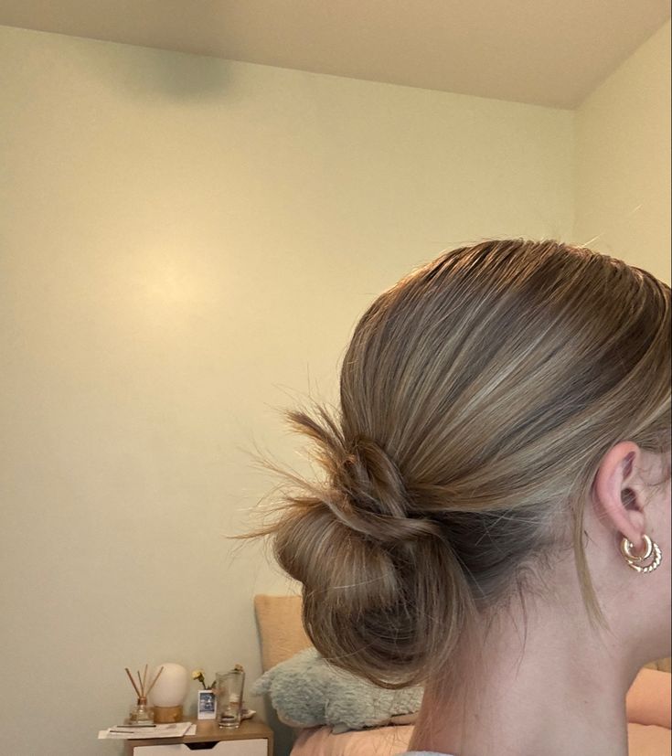 Messy low bun inspo easy and wuick Messy Bun Hairstyles Low, Low Bun Aesthetic, Small Messy Bun, Low Bun Messy, Messy Bun Aesthetic, Messy Bun Low, Cute Low Bun, Clean Bun, Hairstyles Low Bun