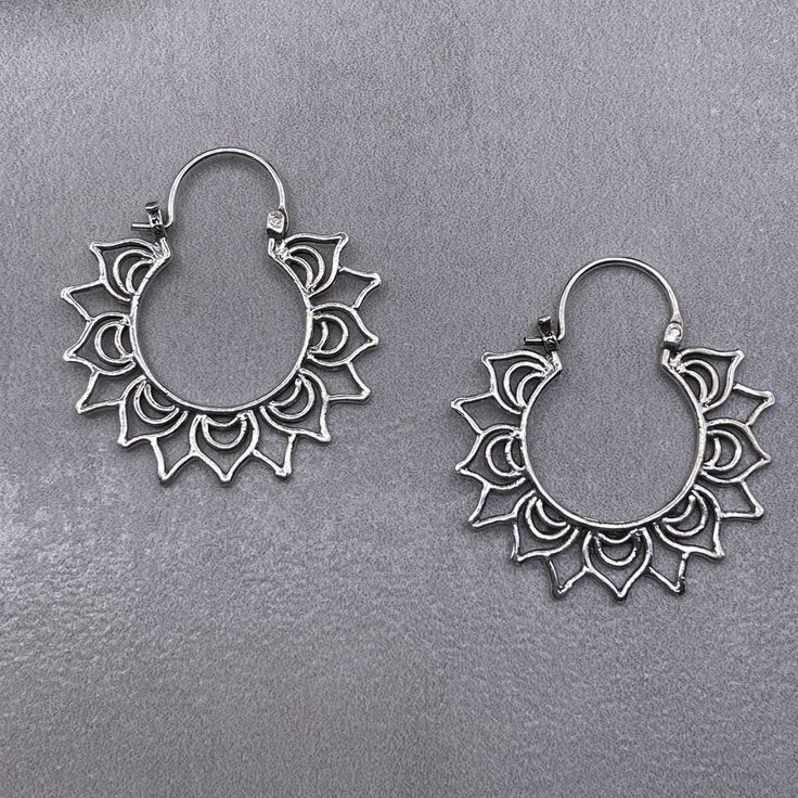 Delicate minimal sterling silver jewelry. Our products are made with 925 sterling silver and are hypoallergenic and nickel free! ★ This listing is for a PAIR of earrings.  ★ Earring dimensions Width: 23mm Height: 29mm Thickness: 1mm ★ Material 925 sterling silver  Your earrings will come in a cute gift box! We will ship them out asap, shipping is fixed price for as many items as you want. Silver Jewelry For Everyday Summer Wear, Everyday Summer Silver Jewelry, Sterling Silver Flower Earrings For Summer, Minimalist Sterling Silver Earrings For Summer, Sterling Silver Flower Earrings For Summer Gift, Summer Flower Sterling Silver Earrings For Gift, Summer Flower Earrings In Sterling Silver For Gift, Minimalist Silver Jewelry For Summer, Silver Minimalist Flower-shaped Earrings