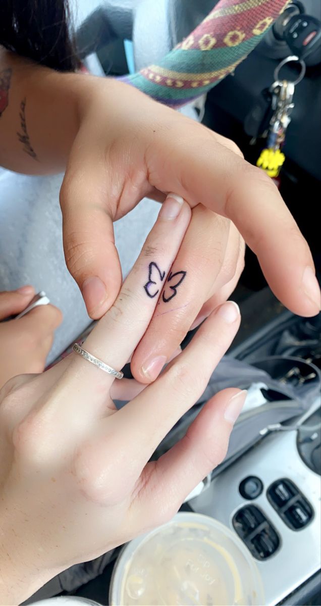 Matching butterfly tattoos. Located in the inside middle finger. Each friend has a half of a butterfly and when put together, they create one whole butterfly. Tattoo Designs Matching, Finger Tattoos Small, Matching Finger Tattoos, Finger Tattoos For Couples, Bestie Tattoos, Maching Tattoos, Matching Friend Tattoos, Cute Matching Tattoos, Tattoos Cute