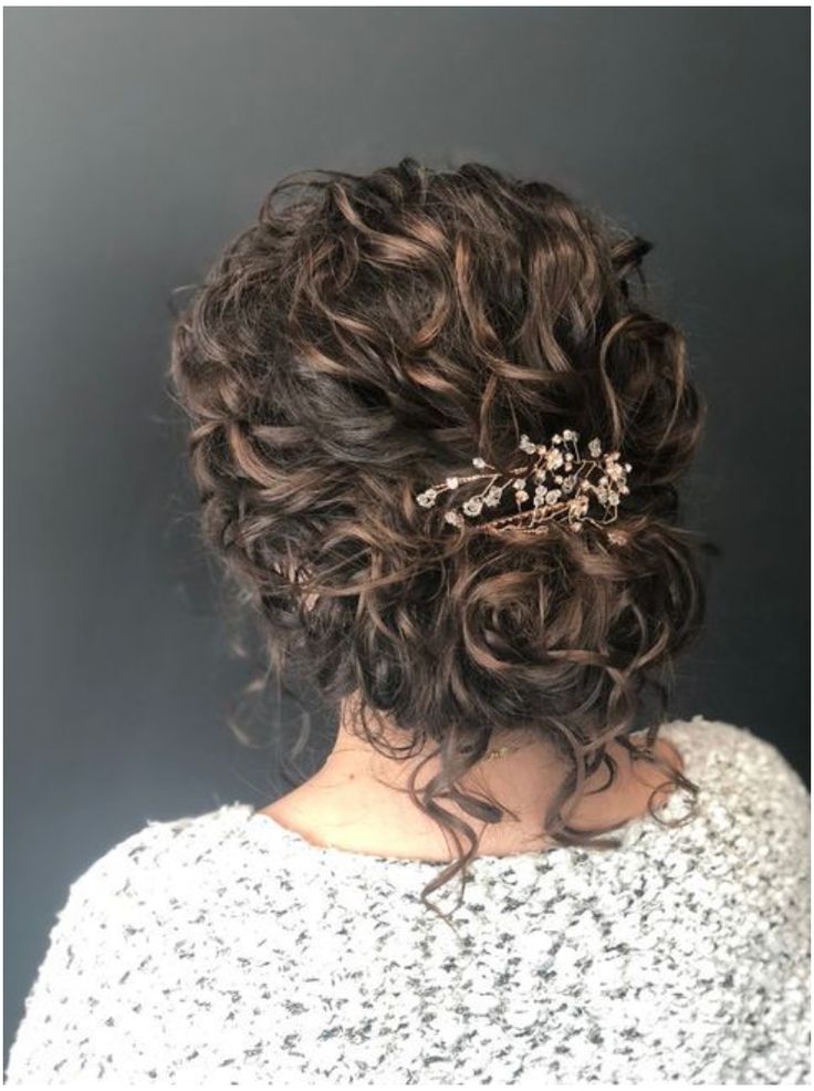 Low Bun Curly Hair Wedding, Quick Easy Updos For Long Hair, Bun Hairstyles Indian, Curly Hair Bun Styles, Easy Party Hairstyles, Easy Updos For Long Hair, Short Natural Curly Hair, Curled Updo, Curly Bun Hairstyles