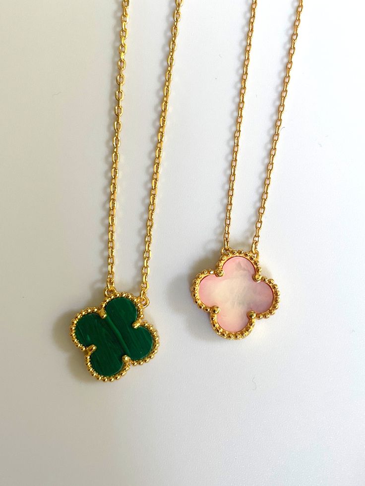 ¡Desbloquea tu lado irresistiblemente elegante con el collar Clover! Con un hermoso diseño de trébol chapado en oro, este llamativo accesorio agregará un toque extra de glamour y elegancia a cualquier conjunto. Perfecto para ocasiones especiales o una salida nocturna, nunca te equivocarás con este elegante collar. Trendy Flower Necklaces For Party, Trendy Flower Shape Necklaces For Party, Trendy Flower Necklace For Party, Elegant Metal Necklaces With Flower Shape, Chic Party Jewelry With Flower Charm, Chic Flower Shaped Necklace For Gifts, Chic Flower Necklace For Gifts, Chic Flower Necklace For Gift, Trendy Gold Evening Necklace