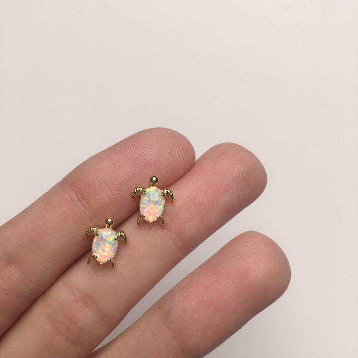 - OPAL TURTLE STUD EARRINGS - * Material: 925 Sterling Silver * Finish: 18K Gold * Dimension: 10.7mm x 8.6mm * Sold as a pair.  * Butterfly backs are included. * Check out our store to find even more jewelry options ♡ https://www.etsy.com/shop/Blixore * Please send us a message if you have any questions or requests :)  ------------------------------------------------------------------- * Packaging: Each item comes in a velvet bag, so your order is ready to be gifted. If this is a gift going dire Fire Opal Earrings, Opal Stud Earrings, Opal Earrings Stud, Opal Studs, Fun Cute, Gold Gift, Earrings White, Opal Earrings, Velvet Bag