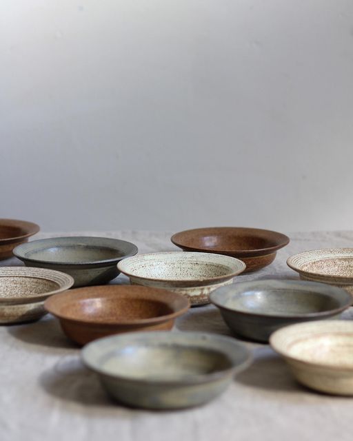 many bowls are lined up on the table