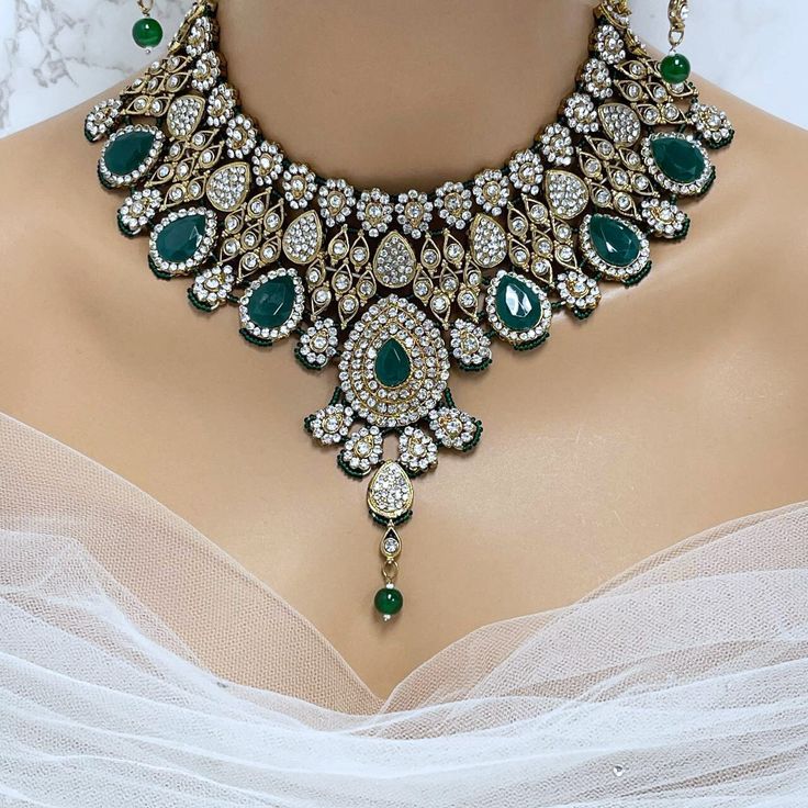 Gorgeous Glowing and sparkling luxury Bollywood-inspired jewelry set with studded diamonds and colorful stones, adding a royal touch to complete your look for your special occasion! It would be the perfect jewelry set for your chic brides and your bridesmaids, or any contemporary trendsetter looking for those traditional vibes, but still wanting to be the most fabulous ladies at any party. This charming, exquisitely handmade designed necklace along with crystals is hard to be missed on any occas Jewelry For Bride, Indian Bridal Jewelry, Creative Necklace, Kundan Jewellery Set, Bridesmaids Gift Sets, Indian Bridal Jewelry Sets, Chic Brides, Special Occasion Jewelry, Bridal Jewelry Set