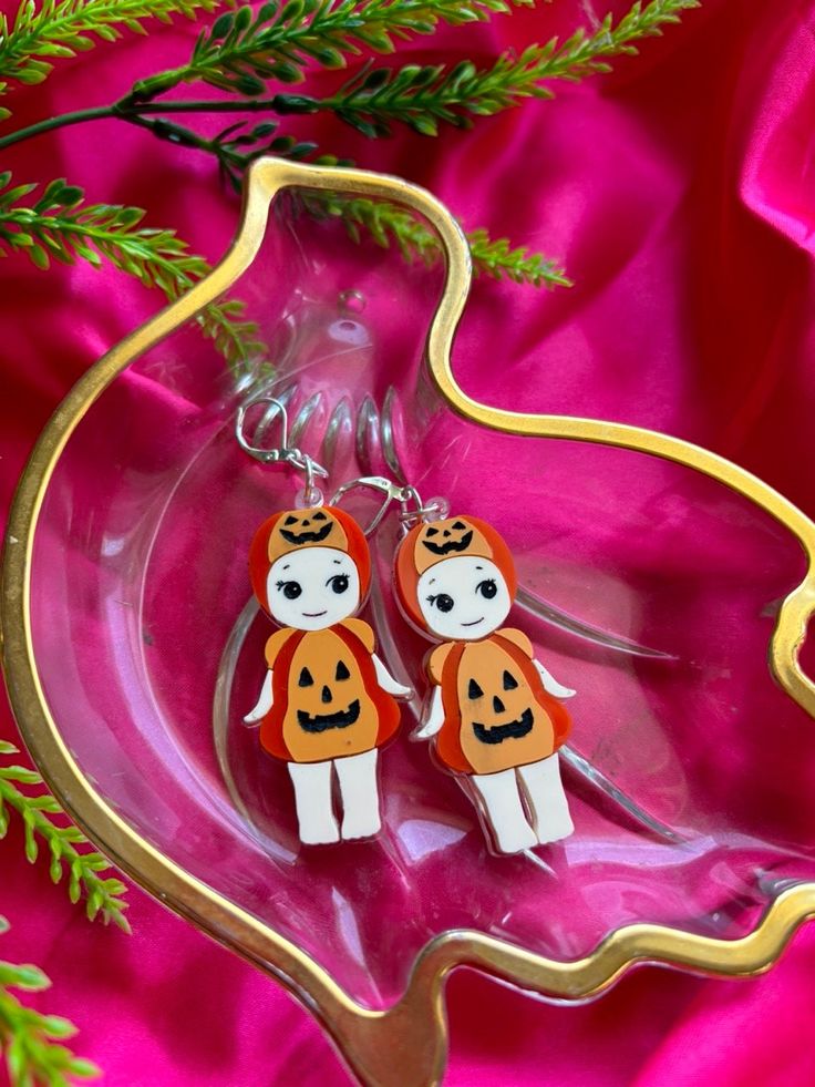 Get ready to show off your love for Sonny Angel with these unique earrings handpainted by the artist themselves. These earrings are perfect for any Sonny Angel fan, featuring adorable designs that capture the essence of Halloween and fall. Handpainted Design: Each earring is carefully handpainted by the artist, ensuring a one-of-a-kind piece. Hypoallergenic Hooks: Safe and comfortable to wear for those with sensitive ears. High-Quality Acrylic Material: Durable and lightweight for everyday wear. Approximately 2.5 Inches in Size: The perfect statement accessory without being too heavy or bulky. Playful Halloween Earrings As A Gift, Playful Halloween Earrings For Gift, Playful Halloween Earrings For Gifts, Fun Orange Earrings For Halloween, Fun Orange Halloween Earrings, Hand Painted Jewelry For Halloween Gift, Cute Orange Earrings For Halloween, Cute Orange Halloween Earrings, Quirky Handmade Halloween Jewelry