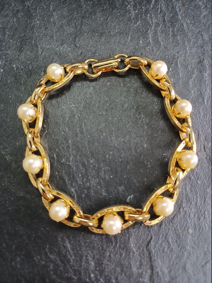 Vintage 1950s gold tone bracelet - engraved links with floral design and set with real pearls. Secure clasp. Pearl Bracelet Gold, Pearls Bracelet, Silver Pocket Watch, Real Pearls, Vintage Pearls, Bracelet Gold, Chain Link Bracelet, Pearl Bracelet, Vintage Watches