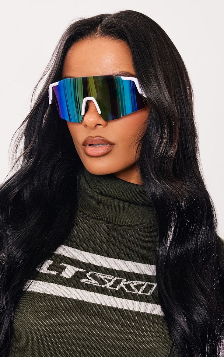 Visor Glasses Aesthetic, Sporty Outfits Women, Sporty Visor, Braces And Glasses, Womens Ski Outfits, Pretty Sunglasses, Visor Glasses, Sunglasses Aesthetic, Visor Sunglasses