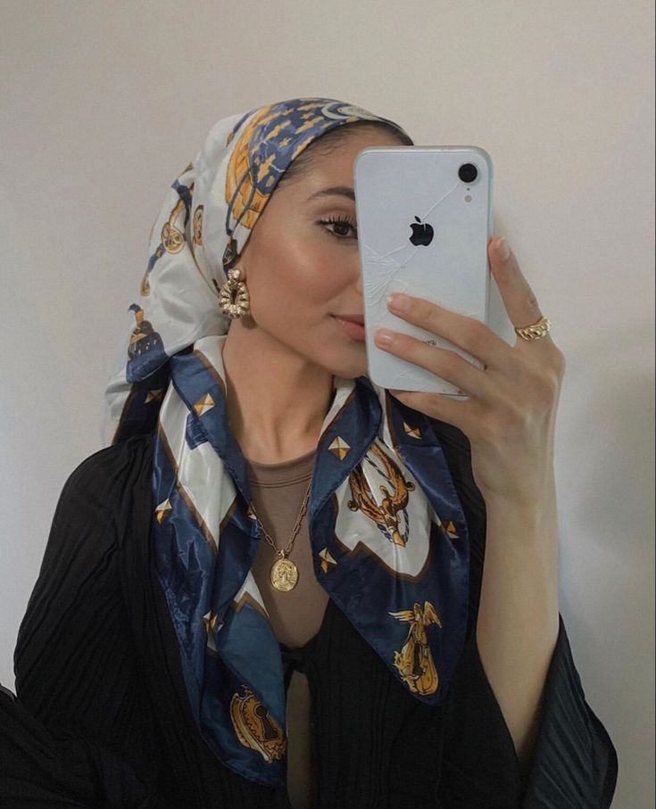 Headwrap Hairstyles, Stile Hijab, Head Wrap Styles, Hair Wrap Scarf, Mode Turban, Hair Scarf Styles, Head Scarf Styles, Hijabi Fashion Casual, Hijabi Outfits Casual