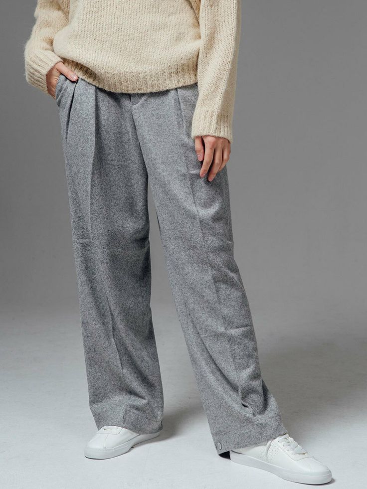 Editor's NotesMOTH’s jogger pants give casual and minimal look with wool blend fabric and wide fit.- Wool blend fabric- Elastic waist band in back- Wide fit- Side pocketsMeasurements(in.)1(25-31) / 2(29-38)- Waist: 12.6-15.7in. / 14.6-19.3in.- Hip: 18.5-22.0in. / 21.3-24.8in.- Thigh: 13.8in. / 15.4in.- Hem: 9.8in. / 11.4in.- Front Rise: 12.6in. / 13.4in.- Back Rise: 16.9in. / 18.9in.- Length: 39.8in. / 40.6in.*Model Info: 5’7’’ Chest 31’’ Waist 23’’ Hip 34’’ Shoes KR250mm(US7) Fitting Size 1*Mod Winter Workwear Bottoms With Elastic Waistband, Elastic Waistband Winter Workwear Bottoms, Loosely Fitted Wide-leg Sweatpants For Winter, Fall Wool Pants For Loungewear, Fall Wool Lounge Pants, Relaxed Fit Wool Bottoms For Fall, Wool Wide Leg Loungewear Bottoms, Winter Pants With Elastic Waistband And Tapered Leg, Wool Wide Leg Pants For Loungewear