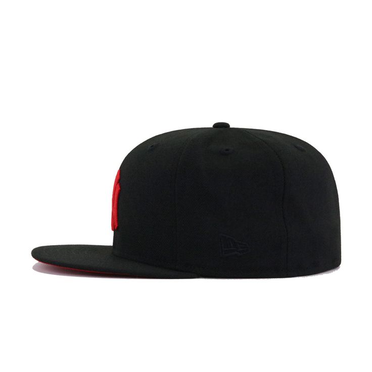 New Era Cap 59Fifty fitted hat for the New York Yankees in black and red colorway, designed with 1958 World Series side patch. A throwback to the basics, this bred Yankees fitted is as basic as it gets, but still packs a punch in being as fresh as can be. Fashionable and clean, the clean Radiant Red embroidery on front is a time-tested colorway that can be worn with just about anything. The kicker? Beautiful Scarlet Satin undervisor makes this a red-bottom to die for, with white sweatband to hig Yankee Fitted, Crown Black, Radiant Red, World Baseball Classic, Red Bottom, Red Embroidery, New Era Cap, Red Bottoms, New Era 59fifty