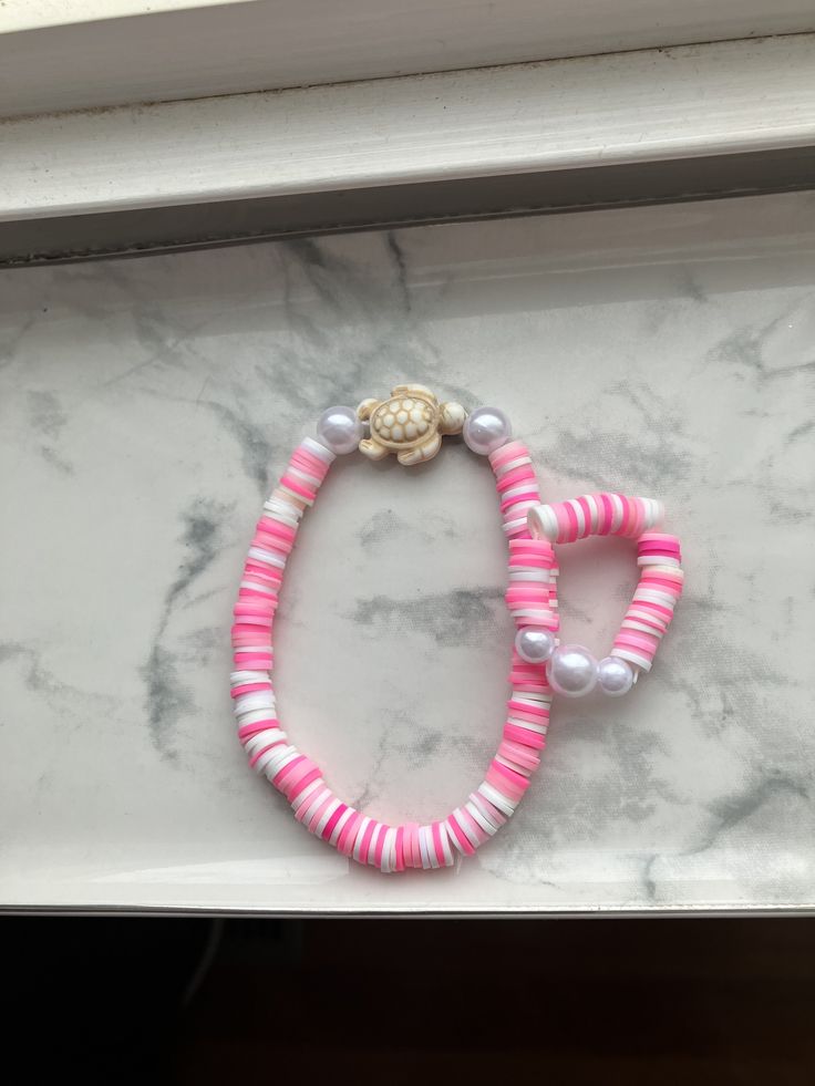 Pink and white bracelet with ring Pink Adjustable Jewelry, Adjustable Pink Round Jewelry, Adjustable Round Pink Jewelry, Cute White Round Bracelets, Cute White Beach Jewelry, Pink And White Bracelet, Bracelet With Ring, Clay Bracelets, Preppy Bracelets