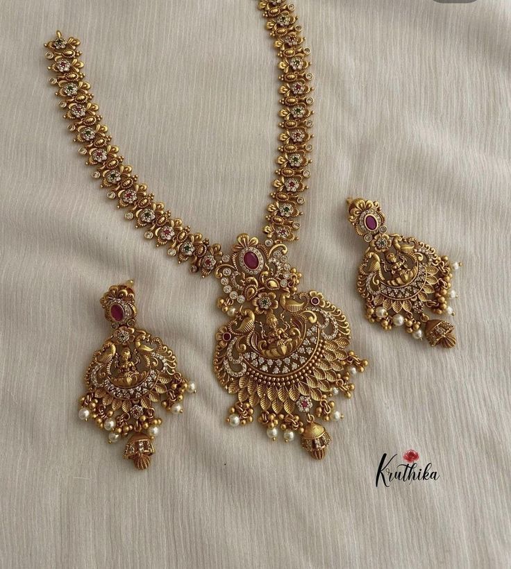 Pretty Gold Necklaces, Ruby Necklace Designs, Bridal Jewellery Earrings, Lakshmi Devi, Indian Wedding Jewelry Sets, Gold Jewels Design, Neck Pieces Jewelry, Antique Necklaces Design, Choker Necklace Designs