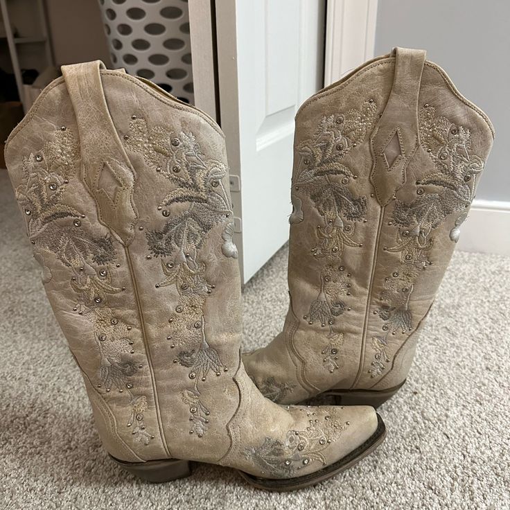 Corral Women's White Glitter Inlay Western Boots Size 7.5 Worn Once For Bachelorette Party And Then For My Wedding. Been Sitting In My Closet Ever Since. Sells Brand New For $288, Asking $150. White Floral Embroidery, Cowboy Boot, Walker Boots, White Glitter, Fit N Flare Dress, My Wedding, Rain And Snow Boots, Boot Sandals, Western Boots