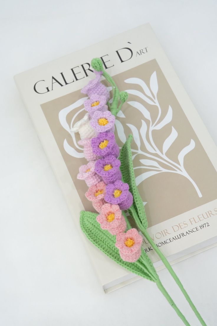 a crocheted flower on top of a book with the title garfe d art