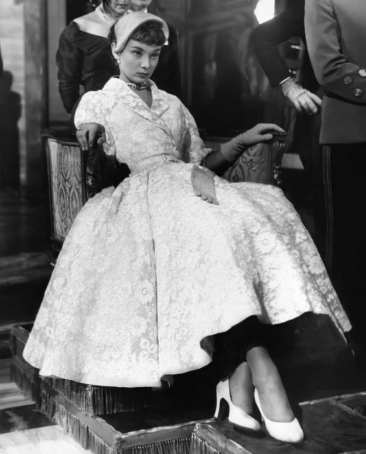 Audrey Hepburn, 1952 Roman Holiday Audrey Hepburn Roman Holiday, Edith Head, Vogue Vintage, Mode Glamour, Mode Retro, Glamour Vintage, Audrey Hepburn Style, Fifties Fashion, Design Moda