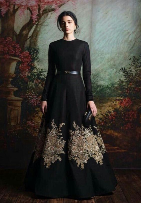 Sabyasachi Gown, Sabyasachi Collection, Salwar Kamiz, Casual Chique, Indian Gowns Dresses, Indian Gowns, Gold Embroidery, Indian Attire, Indian Fashion Dresses