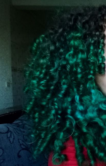 Viridian Green Hair, Dyed Dark Curly Hair, Emerald Green Curly Hair, Solid Hair Color Ideas For Curly Hair, Neon Curly Hair, Best Colors For Curly Hair, Dark Green Hair Curly, Neon Hair Dye, Blue Hair On Curly Hair