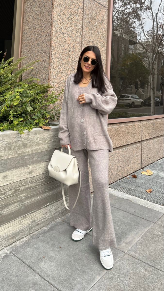 White Shirt And Jeans Outfit Pregnant, Chic Outfits Pregnant, Comfy Maternity Work Outfit, Work Friendly Maternity Outfits, Maternity Outfit Ideas Fall, Pregnant Fall Looks, Taylor Frankie Paul Outfits, Paris Maternity Outfits, Maternity Outfits Rainy Day