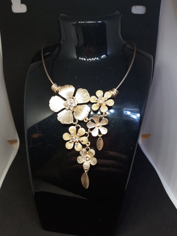 Very good condition Elegant Gold Metal Flower Necklace, Elegant Metal Flower Necklace With Adjustable Chain, Costume Jewelry Metal Necklaces For Gifts, Bronze Bohemian Necklace For Party, Elegant Decorative Gold Jewelry, Gold Vintage Flower Pendant Necklace, Bohemian Bronze Necklaces For Party, Vintage Dangle Necklaces For Parties, Gold Metal Flower Necklace With Adjustable Chain