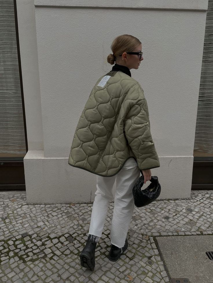 5 Easy Outfits To Wear With Your Green Quilted Jacket - Wears My Money Sage Quilt, Quilted Coat Outfit, Quilted Jacket Street Style, Quilted Jacket Outfit, Green Jacket Outfit, Green Quilted Jacket, Winter Coat Trends, Easy Outfits, Liner Jacket