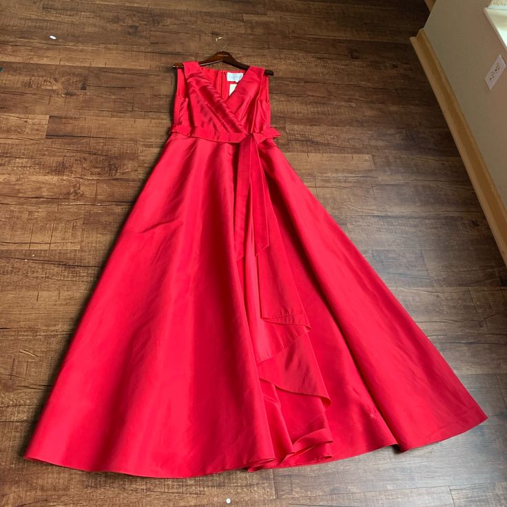 - Designer = Carolina Herrera. - Size = 12. - Made In Usa . - 100% Silk Shelf And 100% Silk Lining. - Color = Red.1 - Designer Carolina Herrera Split Front Split Flared Bottom Women’s Size 12 -Neck Red Gown With Bow.2 - Genuine And Authentic Or Your Money Back. - Length Measured From The Front, From Seam Of Shoulder Blade To Bottom Tip Of Dress = - Make A Powerful Statement In This Piece. For All Of Your Formal Events And Evenings. Just A Beautiful Timeless Piece. Fitted Red Silk Gown, Red Sleeveless Gown For Spring, Red Satin A-line Maxi Dress, Red Silk Formal Gown, Red Silk Floor-length Gown, Red Silk Gown For Formal Occasions, Red A-line Maxi Dress For Wedding, Elegant Red Summer Gown, Red Silk Maxi Dress With Fitted Bodice