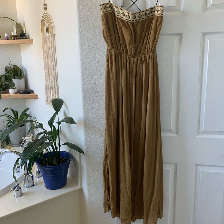 Hayden La Boho Maxi Dress - New With Tags Bohemian Beige Dress For Date Night, Brown Cotton Sundress Maxi Dress, Brown Cotton Maxi Sundress, Cotton Brown Maxi Sundress, Vintage Brown Maxi Dress For Beach, Vintage Brown Dress For Day Out, Casual Brown Maxi Dress For Date Night, Bohemian Brown Dress For Date Night, Gold Maxi Dress