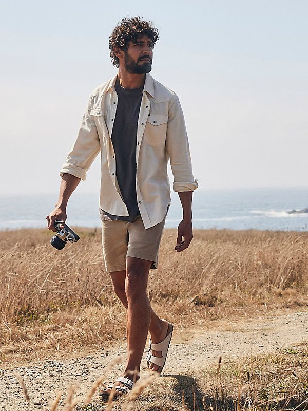 TIMELESS COMFORT WITH A MODERN TWIST When the warmer months roll in, you'll need cool and comfortable go-to styles like the Wrangler® Men's Flat Front Short to get you through the day. Crafted from quality cotton with a hint of stretch, this short is equipped with our Epic Soft technology to make sure you stay feeling good all season. The 7" inseam and regular fit add a modern silhouette to this timeless short, with signature details like our iconic five-pocket design and a single back pocket ‘W Mens Fashion California, Mens Nantucket Style, Mens La Fashion, 30 Year Old Male Fashion, Men’s Active Fashion, Gentleman Summer Style, Men's Urban Fashion, Mens Modern Style, Men Outdoorsy Style