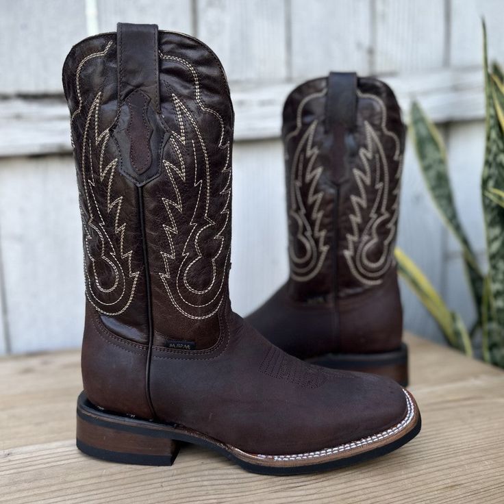 The price already INCLUDES tax and shipping within the United States!
The Alex cowboy boot, in a casual and easy-to-combine mocha tone, stands out for its authentic western embroidery on the shaft. This well-crafted design enhances the boot, making it an ideal complement to any outfit. With an 11 1/2-inch shaft height and 1 1/2-inch heel, it offers a perfect blend of style and comfort. The leather upper and lining ensure excellent fit and durability, while the rubber sole provides versatility an Western Brown Moc Toe Work Boots, Western Style Brown Moc Toe Work Boots, Western Brown Boots For Ranch, Brown Western Style Moc Toe Work Boots, Brown Western Boots For Ranch, Rustic Brown Work Boots For Rodeo, Western Brown Work Boots For Western-themed Events, Western Style Brown Boots For Ranch, Brown Western Work Boots For Western-themed Events