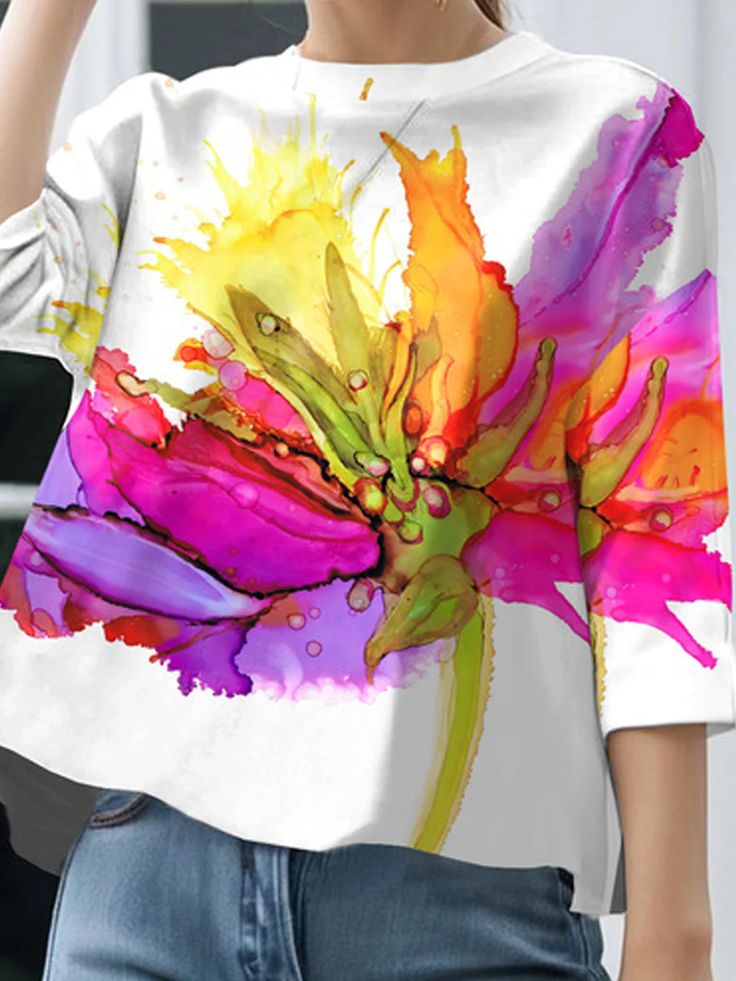 Jersey Casual skjorte med rund hals Casual Multicolor Print T-shirt For Spring, Multicolor Printed Summer Shirt, Casual Multicolor Print Shirt For Summer, Summer Multicolor Printed Shirt, Summer Casual Blouse With Graphic Print, Casual Summer Blouse With Graphic Print, Multicolor Printed Casual Top, Summer Multicolor Shirt With Vibrant Print, Multicolor Print Shirt For Beach And Spring