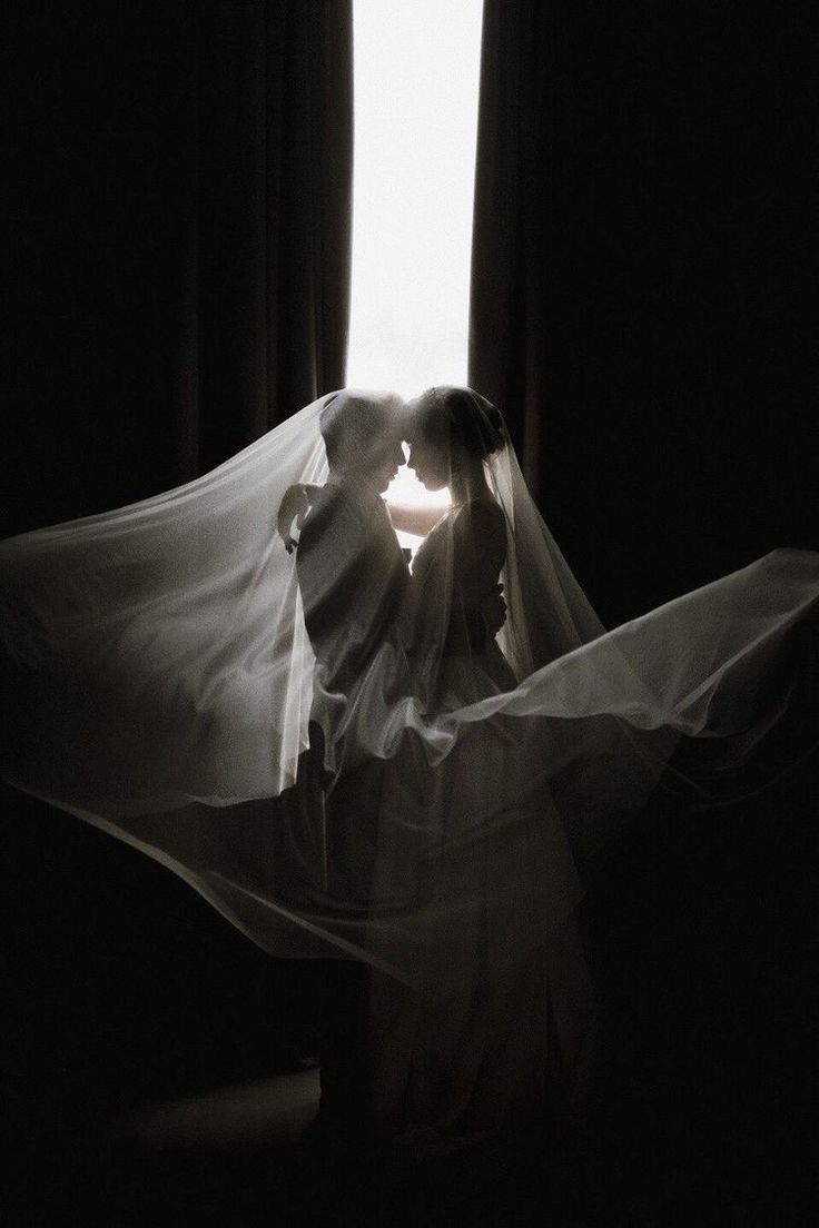 Romantic and dark wedding photo Bride Photo Inspiration, Wedding Photo Editorial, Veil Photoshoot, Veil Wedding Pictures, Vintage Bride And Groom, Lukisan Landskap, Editorial Wedding Photos, Intimate Wedding Photos, حفل توديع العزوبية