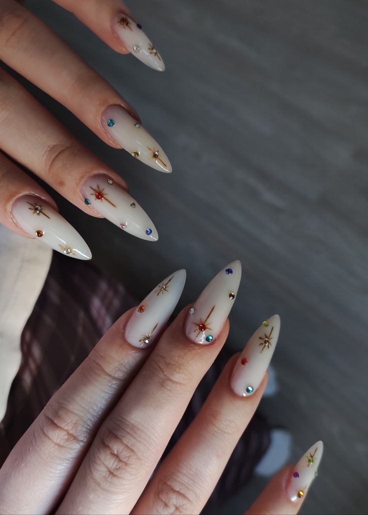 Маникюр молочный со стразами Gem Accent Nail, Russian Nails Design, Stiletto Nails Short, Trends Nails, Witchy Nails, Milky Nails, Hello Nails, Hippie Nails, Nail Jewels