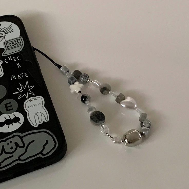 Phone With Keychain, Aesthetic Phone Case Charm, Phone Charm For Black Case, Iphone Case Charms, Phone Case With Keychain, How To Put Phone Charms, Phone Case And Charm, Phone Bracelet Aesthetic, Phone Case Black Aesthetic