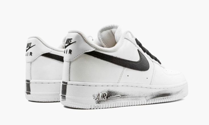 The G-Dragon x Nike Air Force 1 Low “White” is the follow-up colorway to the South Korean pop artist’s collaboration with Nike on the iconic low-top silhouette.  Released by Nike in Fall 2020, the white “Para Noise” colorway is the second Air Force 1 created under G-Dragon’s Peaceminusone fashion label featuring a tear-away design.  A cut of white-painted tumbled leather comprises the upper of the shoe, including the perforated toe, mid-panel, and heel.  A contrasting black tumbled leather Swoos G Dragon Fashion, Low Jordan 1, G-dragon, Custom Air Force 1, Jordan 8, Baskets Nike, Exclusive Sneakers, Nike Dunk High, Nike Shox