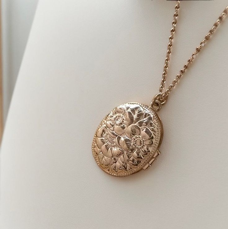 Introducing our exquisite Sterling Silver Picture Locket Necklace! This meticulously crafted pendant measures a delightful 16X20mm, making it the perfect size to hold your cherished memories close to your heart. Made from highest quality sterling silver, this locket necklace is a timeless piece that exudes elegance and sophistication. Whether you decide to keep a picture of a loved one or a precious memento inside, this necklace is a heartfelt and timeless gift for yourself or a special someone. Upgrade your jewelry collection with this stunning sterling silver picture locket necklace and carry your cherished moments with you wherever you go. Luxury Vintage Necklace For Keepsake, Elegant Medallion Locket Necklace For Mother's Day, Elegant Personalized Locket Necklace For Mom, Charm Pendant Locket Necklace For Wedding, Elegant Locket Necklace For Mom With Round Pendant, Elegant Round Pendant Locket Necklace For Mom, Elegant Engraved Locket Necklace As Gift For Mom, Elegant Engraved Locket Necklace For Mom, Elegant Engraved Locket Necklace Gift For Mom