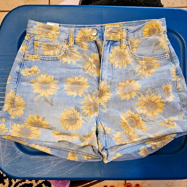 American Eagle Sunflower Mom Jean Shorts Bnwt Htf Size 2 Msrp: $50+ Yellow High Rise Jean Shorts For Spring, High Rise Yellow Jean Shorts For Spring, Yellow High Waist Jean Shorts For Summer, High Rise Yellow Bottoms For Summer, Yellow Bottoms With Floral Print For Spring, High Waist Yellow Jean Shorts For Spring, Yellow Floral Print Bottoms For Spring, High Waist Yellow Shorts For Spring, Casual Yellow Jean Shorts For Spring