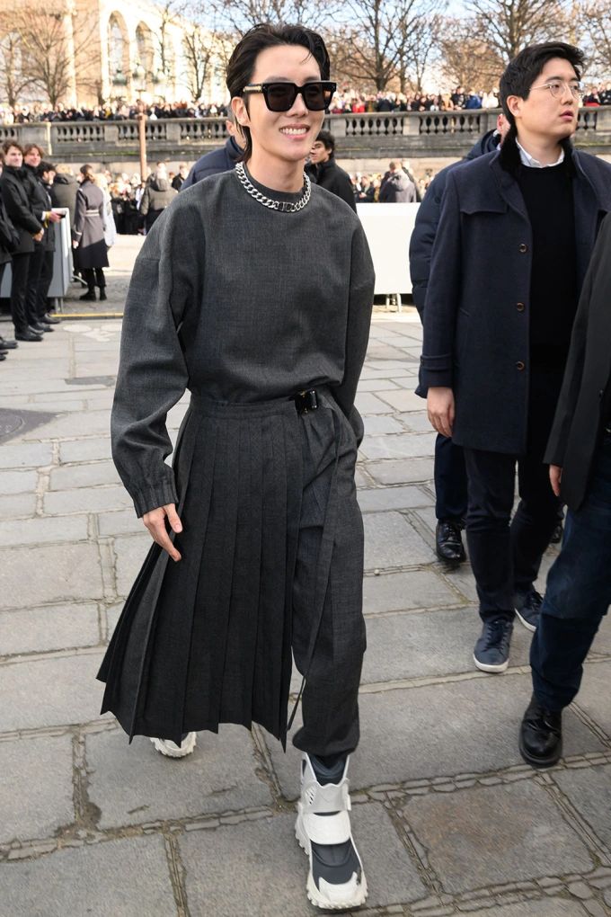 Dior Men Outfit, Lucien Laviscount, Fashion Week Outfit Ideas, Milan Fashion Week Men, Men Fashion Week, Men Wearing Skirts, Fashion Week 2023, Week In Paris, Fashion Week 2024