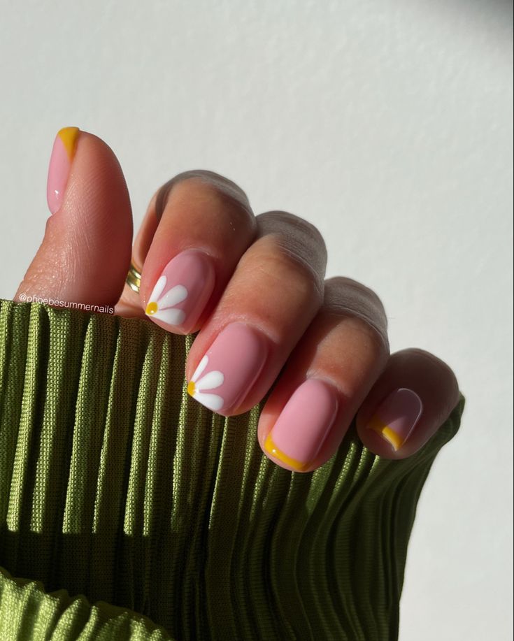 Biab Natural Nail Art, Short Oval Nails Designs Simple, Nails For Spain Trip, Very Short Natural Nail Designs, Simple Nail Art Summer, Mexican Flower Nails, Simple Short Nail Designs Summer, Short Nails Design Ideas 2024 Summer, Simple Short Summer Nails