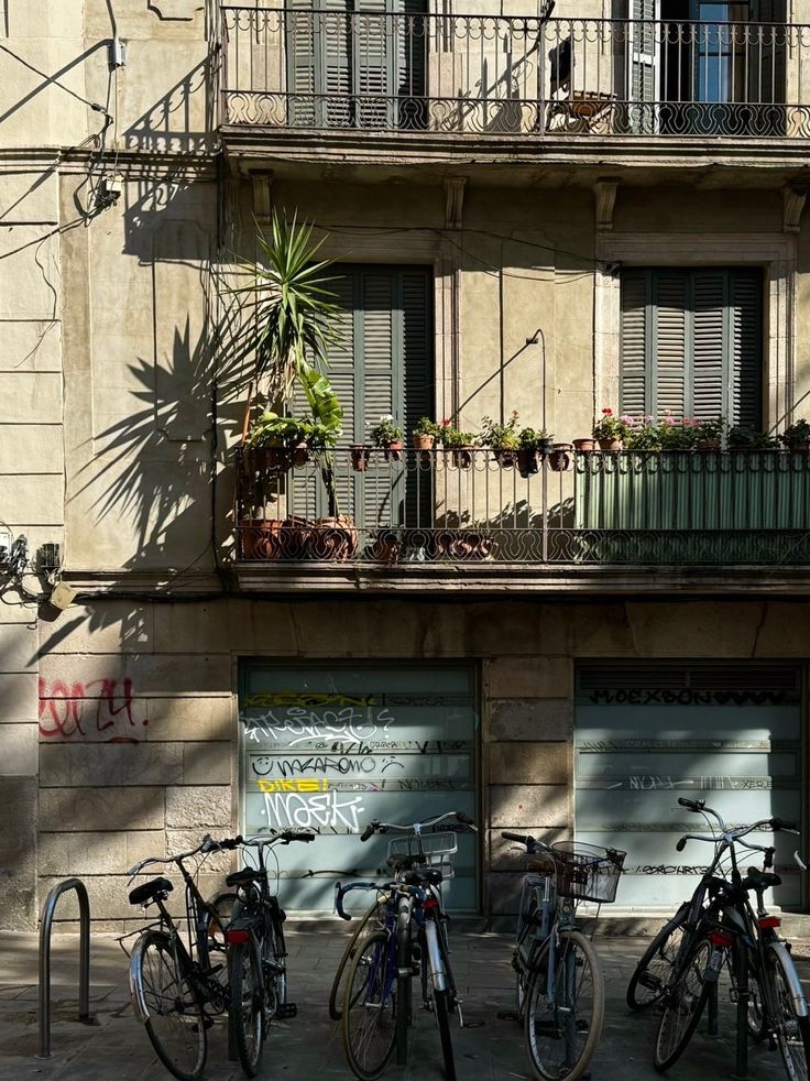 several bicycles are parked in front of an apartment building