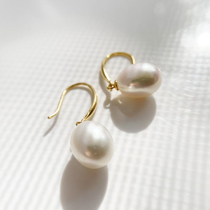 "Material:100% 925 Sterling Silver with 14K Gold Plated Main stone: Cultured Fresh Water Pearl Gemstone Other stone: N/A Weight (Pair):3.2g Size: 30mm x 10mm / 1.18\" x 0.39\" Condition:New Main color:Gold Quantity:2 pcs Pearl color:White Pearl shape: Ellipsoid Pearl luster: Very High Pearl blemish: 90% free Pearl grade:AA+ This vintage drop earings are made with 12mm Cultured Freshwater Pearl stone and solid 925 sterling silver w/ 14K gold plating for better quality and prolonged shine! *It com Teardrop 14k Gold-filled Pearl Earrings For Anniversary, 14k Gold Filled Teardrop Pearl Earrings For Anniversary, Teardrop 14k Gold Filled Pearl Earrings For Anniversary, Classic Teardrop High Luster Jewelry, Classic High Luster Drop Pearl Earrings, Teardrop Akoya Pearl Earrings For Gift, Akoya Pearl Teardrop Earrings For Gift, Akoya Pearl Earrings With High Luster For Gift, Classic Teardrop Earrings With High Luster