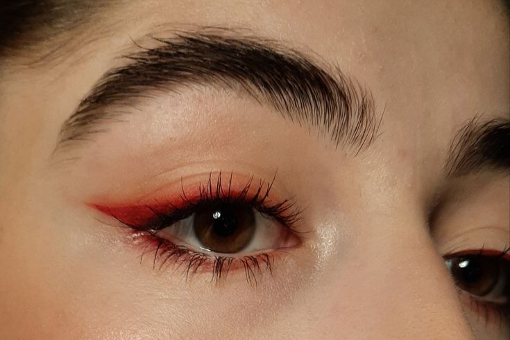 Casual Red Eyeshadow, Simple Red Eyeliner Looks, Red Subtle Makeup, Subtle Red Eyeshadow Looks, Red Simple Eye Makeup, Red Easy Makeup, Red Eyeliner Hooded Eyes, Red Eye Looks For Prom, Red Eyeliner Brown Eyes