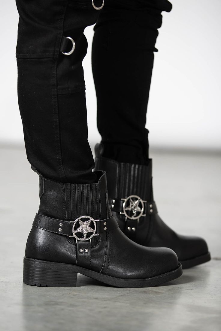 TEMPLAR.- Faux leather.- Detailed sculpted metal pentagrams.- Strap detailing.- Boot straps.- Heel - 4.25cm/1.6"- Please note this product is a unisex item - to find the best fit for you, please refer to the size guide before purchase.with KILLSTAR branding, 100% PU. Gothic Faux Leather Boots For Alternative Fashion, Gothic Faux Leather Moto Boots For Alternative Fashion, Alternative Style Faux Leather Moto Boots, Gothic Studded Moto Boots For Alternative Fashion, Studded Gothic Moto Boots For Alternative Fashion, 2010 Fashion, Boot Straps, Strap Heels, Platform Heels