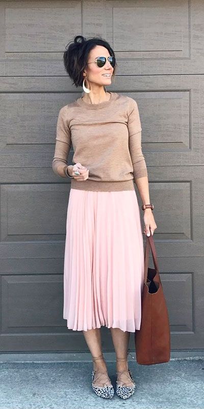 Modest Work Outfits, Knife Pleated Skirt, Rok Outfit, Spring Outfits For School, Pink Pleated Skirt, Trendy Skirts, Outfit Formulas, Looks Street Style, Skirt Midi