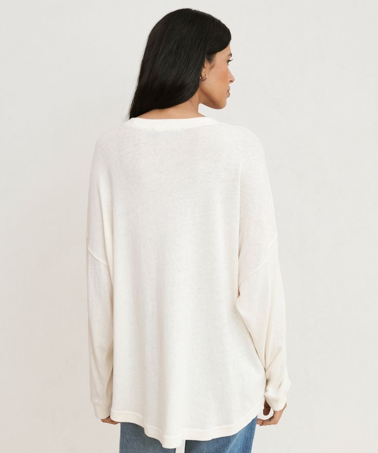 Boyfriend Long-Sleeve Tee Ivory In a luxurious heavy cotton blend, our newest take on a classic tee is a must-have in any transitional wardrobe. Paired with your denim of choice, the oversized silhouette of this boyfriend style tee is comfort at its most elevated. 50% cotton, 50% polyester. Made in Peru. Heavyweight crewneck with an oversized fit and curved hem. Jenni Kayne, Latest T Shirt, Boyfriend T Shirt, Boyfriend Style, Oversized Silhouette, Fashion Tees, Heavy Cotton, Peru, Black Shirt