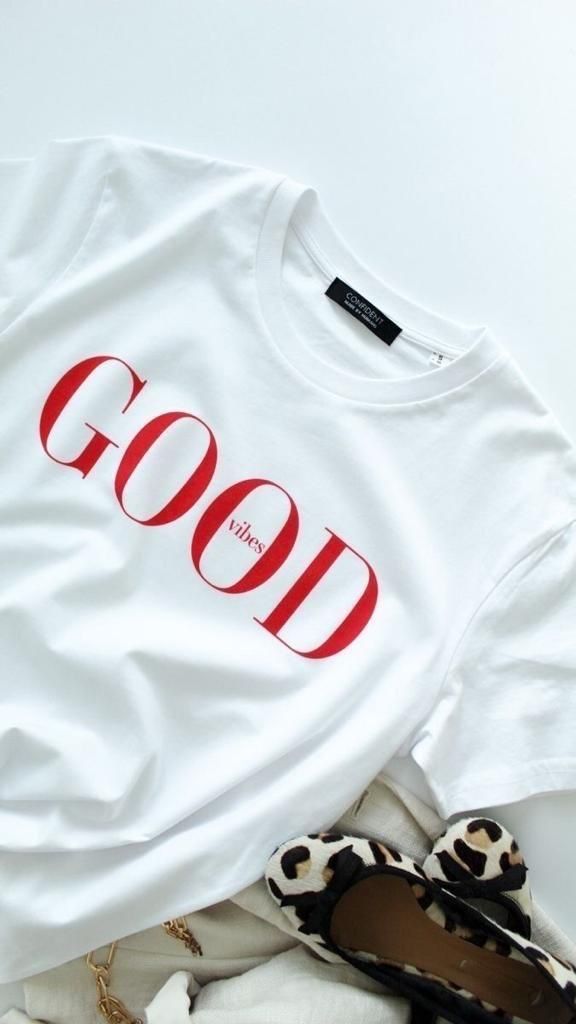 T Shirt Branca, Fashion Words, Creative T Shirt Design, Projets Cricut, Custom Sweaters, Trendy Shirt Designs, Cute Shirt Designs, Shirt Design Inspiration, Shirt Embroidery