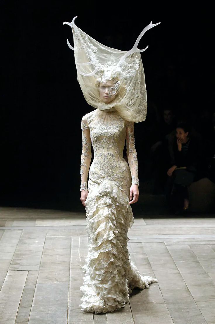 Mcqueen Couture, Mcqueen Savage Beauty, Alexander Mcqueen Runway, Alexander Mcqueen Savage Beauty, Mcqueen Dress, Dress Couture, Savage Beauty, Alexander Mcqueen Fashion, Jeanne Lanvin