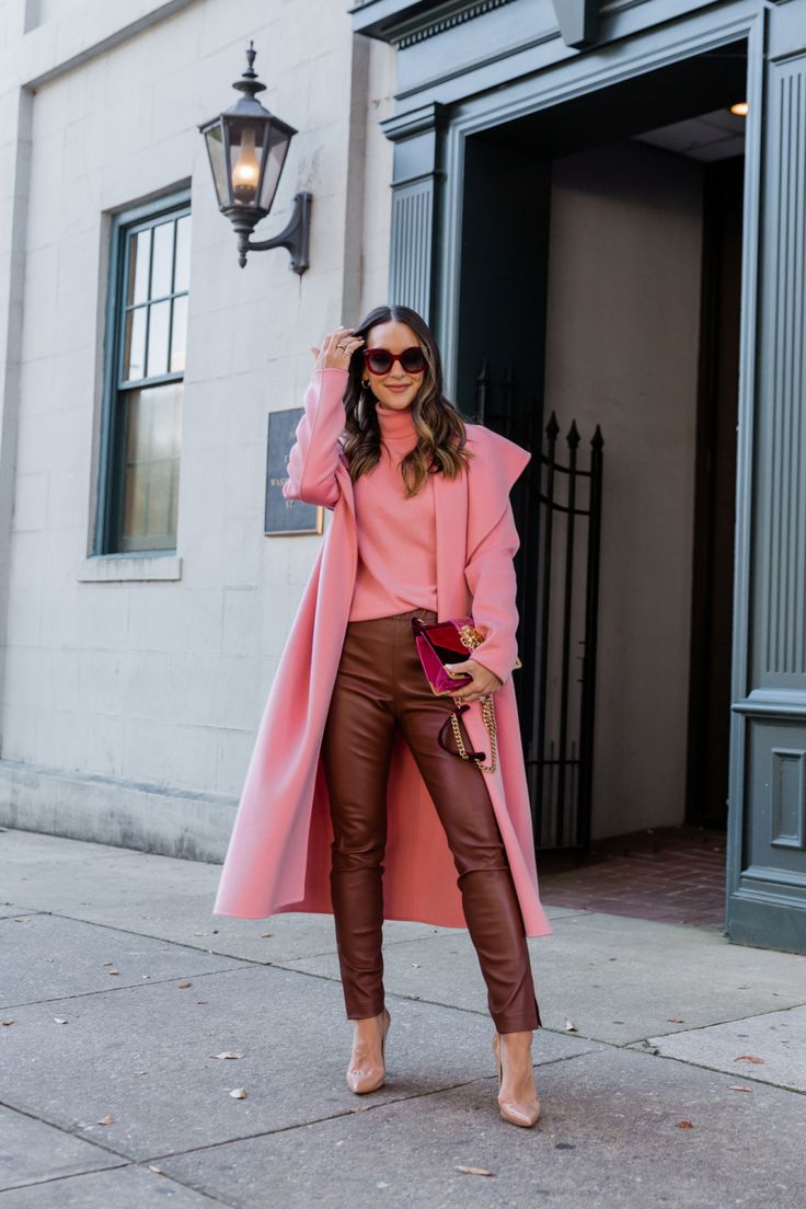 burgundy leather pants Pink And Burgundy Outfit, Pink Pants Outfit, Outfits Leggins, Pink And Burgundy, Burgundy Outfit, Look Office, Leather Pants Outfit, Pink Coat, Brown Pants