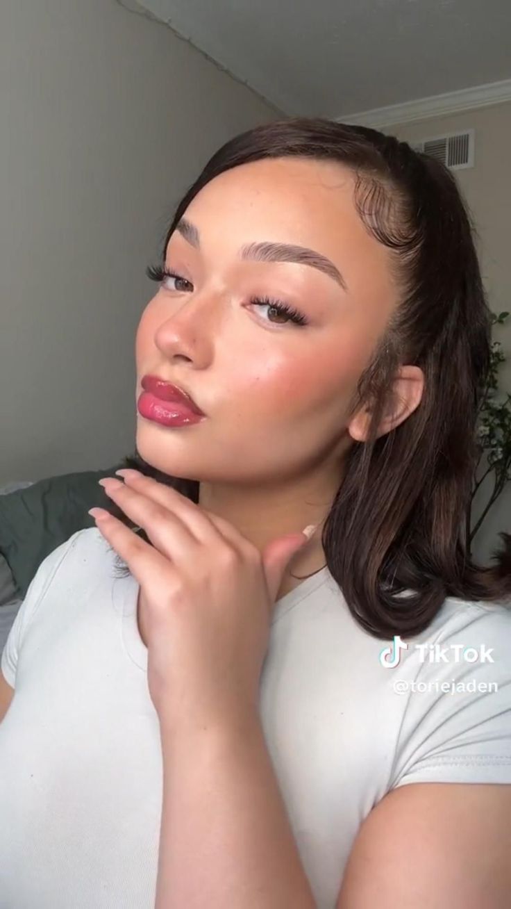 spring szn natural makeup tut ☀️🧸🍓 Tut Makeup, Makeup Contouring, Graphic Eyeliner, Makeup Tut, Minimal Makeup, Hot Makeup, Skin Routine, Makeup Trends, New Trends