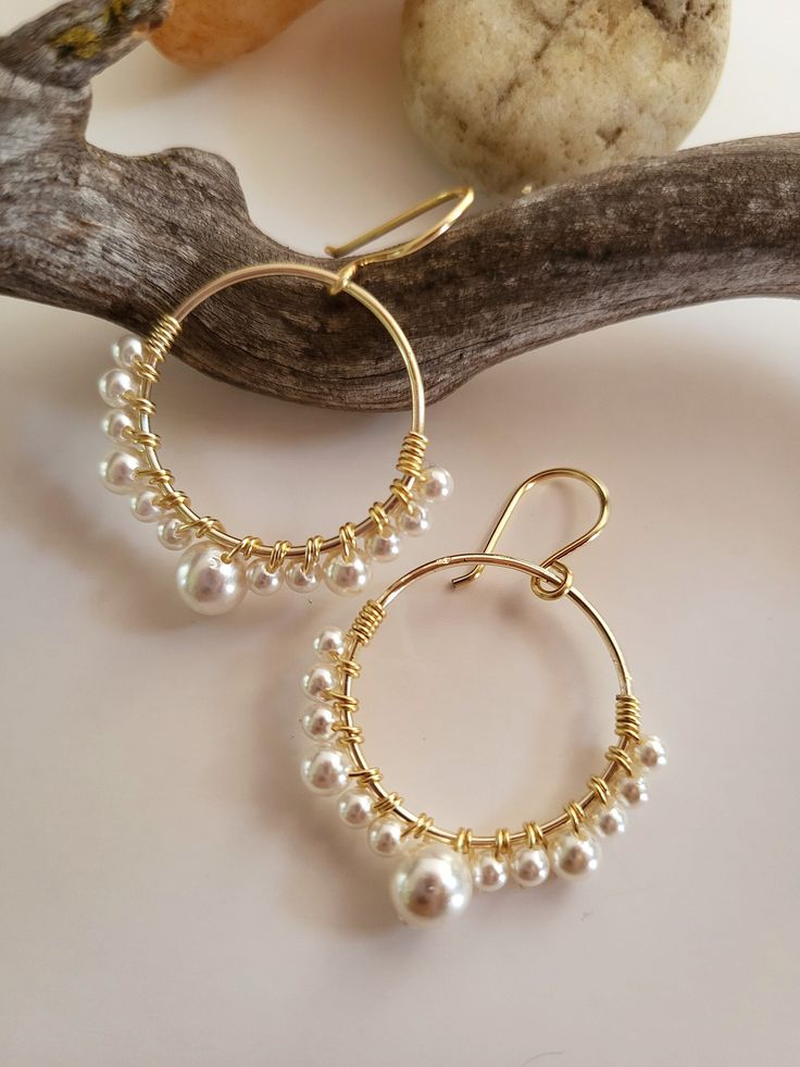 These classic and elegant earrings are perfect for weddings and everyday wear. Pearl and gold color handmade earrings.  Shell pearls beaded in a hoop with silver plated copper wire (Does not change color, does not rust, hypoallegenic). Accesorios Aesthetic, Beaded Wedding Jewelry, Bridesmaid Pearl Bracelet, Diy Earrings Easy, Beads Craft Jewelry, Art Jewelry Design, Beaded Earrings Diy, Earring Ideas, Jewelry Accessories Ideas